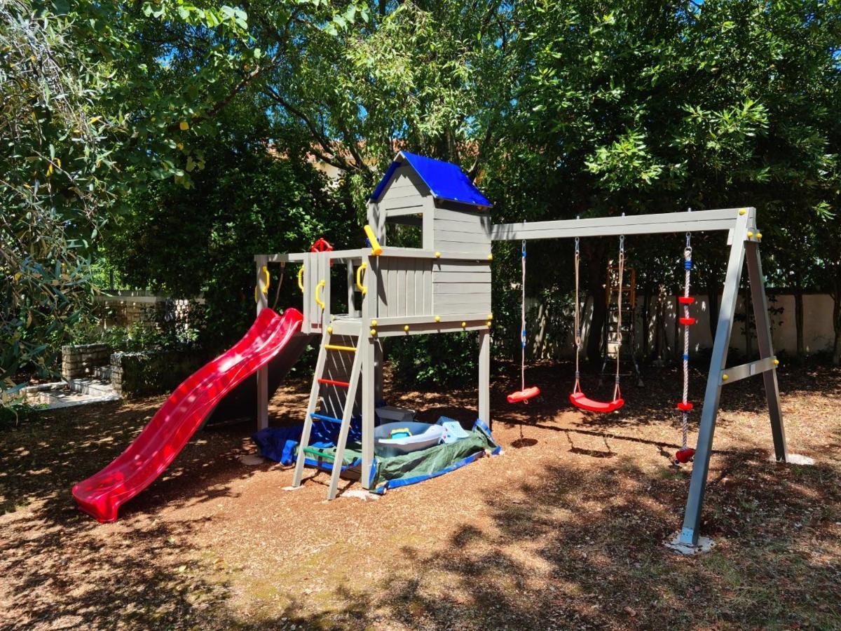 Villa Rosa With Yard And Children'S Playground Tar-Vabriga Eksteriør billede