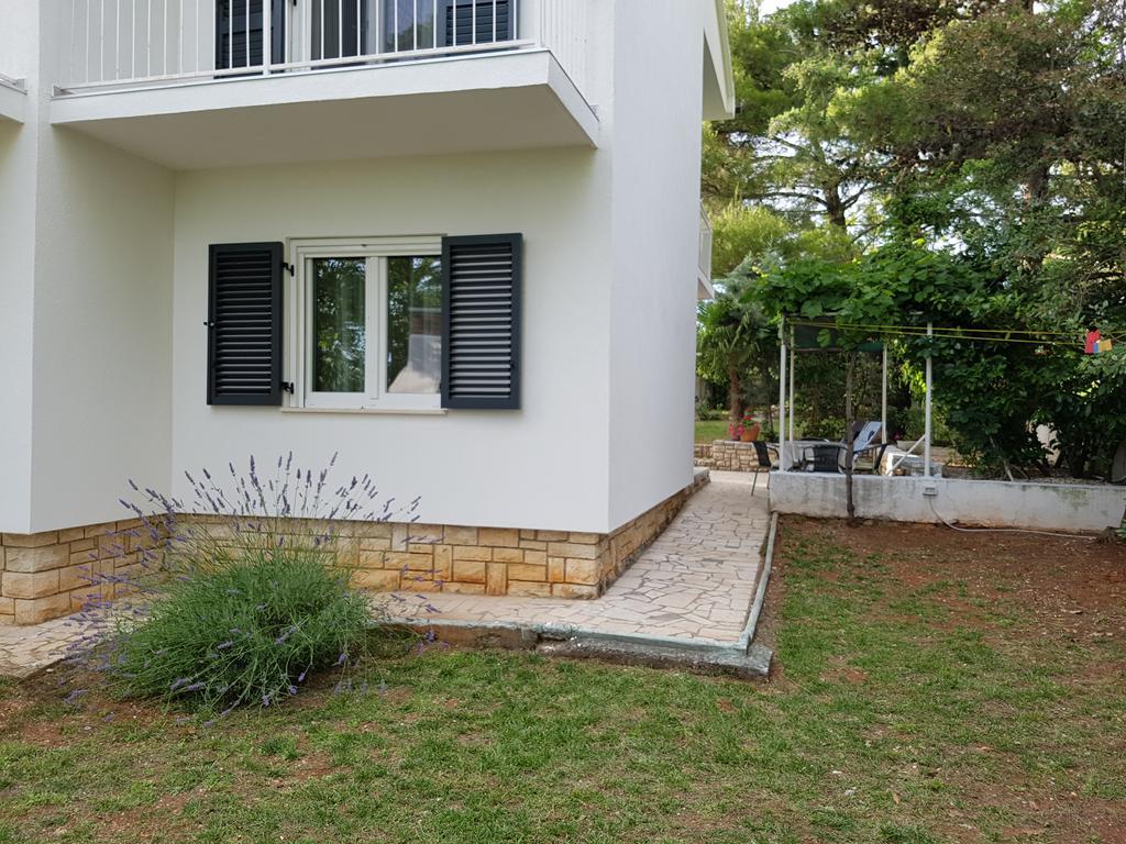 Villa Rosa With Yard And Children'S Playground Tar-Vabriga Eksteriør billede